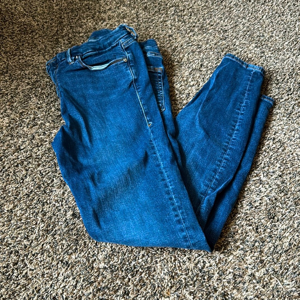 Women’s Good American skinny jean.